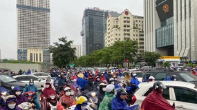 Giao thông ùn tắc kinh hoàng kéo dài 2km do mưa ngập ở Hà Nội