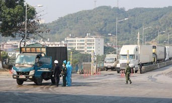  Khử khuẩn phòng chống dịch ở cửa khẩu quốc tế đường bộ số 2 kim Thành (Lào Cai)