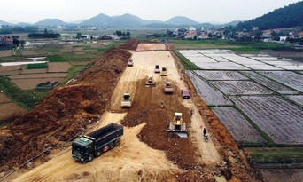  Cao tốc Nghi Sơn-Diễn Châu đang được các nhà thầu tăng tốc thi công để đẩy nhanh tiến độ dự án. Ảnh: Vietnam+