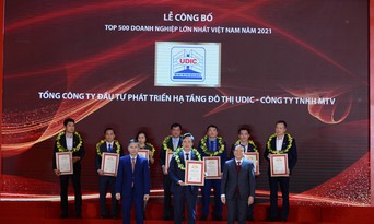  Ông Nguyễn Văn Luyến- Thành viên HĐTV- Tổng Giám đốc thay mặt cho Lãnh đạo UDIC tham gia nhận giải thưởng 