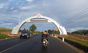  Một cổng chào mới xây dựng ở TP.Kon Tum đang bị yêu cầu tháo dỡ vì vi phạm