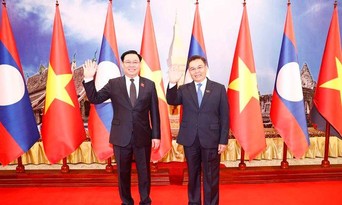  Chủ tịch Quốc hội Vương Đình Huệ và Chủ tịch Quốc hội Lào Saysomphone Phomvihane. Ảnh: TTXVN