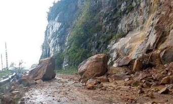  Tại Km17+700 đường tỉnh 129 thuộc Căn Tỷ 2, xã Ma Quai, huyện Sìn Hồ, sạt đá taluy dương xảy ra gây tắc đường, nguy hiểm cho người và phương tiện khi lưu thông. Ảnh: TTXVN phát
