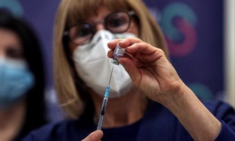  Một y tá chuẩn bị mũi vaccine Covid-19 thứ tư trong khuôn khổ cuộc nghiên cứu tại Trung tâm Y tế Sheba của Israel vào tháng 12/2021 - Ảnh: Reuters