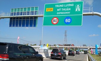  Ôtô lưu thông trên cao tốc Trung Lượng - Mỹ Thuận sau lễ thông xe. Ảnh: Internet
