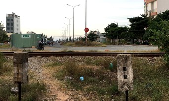 Đoạn từ đường sắt đến Quốc lộ 1A thuộc Dự án Tuyến đường trục 1 Tây Bắc (TP. Đà Nẵng) chưa có mặt bằng để thi công. Ảnh: Hà Minh