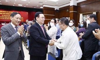  Chủ tịch Quốc hội Vương Đình Huệ cùng Đoàn đại biểu cấp cao Quốc hội Việt Nam thăm Đại sứ quán và gặp gỡ cộng đồng người Việt Nam tại Lào - Ảnh Quochoi.vn