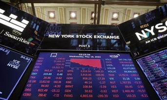  Một bảng điện tử tại Sở giao dịch chứng khoán New York (NYSE) trong phiên giao dịch ngày 18/5 - Ảnh: Reuters.