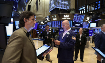  Các nhà giao dịch trên sàn NYSE ở New York, Mỹ hôm 8/8 - Ảnh: Reuters.