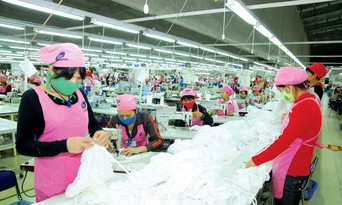  Kim ngạch xuất khẩu hàng hóa của Việt Nam tăng trưởng cao nhưng giá trị gia tăng mang lại chưa cao. Ảnh: Tiến Tân