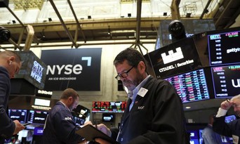  Các nhà giao dịch cổ phiếu trên sàn NYSE ở New York - Ảnh: Reuters.