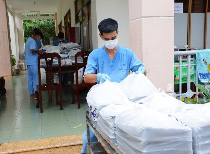 Nhà thầu đối mặt nhiều rủi ro khi thực hiện các gói thầu dịch vụ hậu cần liên quan đến chống dịch tại các bệnh viện. Ảnh: Cường Ngọc