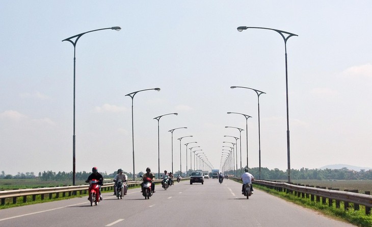 Một số gói thầu thi công hệ thống chiếu sáng bị phản ánh hồ sơ mời thầu có nhiều tiêu chí về nhân sự hạn chế sự tham gia của nhà thầu. Ảnh minh họa: Tường Lâm