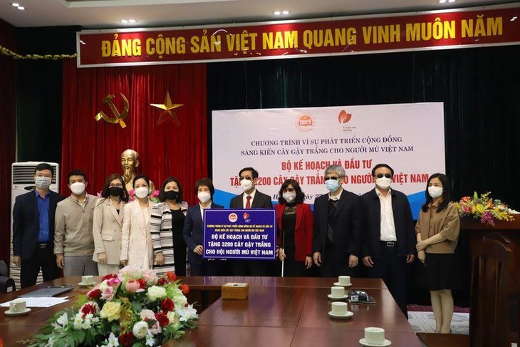 Thứ trưởng Bộ Kế hoạch và Đầu tư Nguyễn Thị Bích Ngọc trao tặng 3.200 cây gậy trắng cho đại diện Hội người mù Việt Nam 