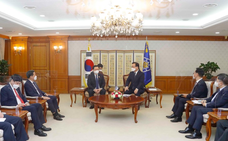 Chủ tịch Quốc hội Vương Đình Huệ hội kiến Thủ tướng Nội các Hàn Quốc Kim Boo Kyum chiều ngày 14/12/2021 tại Hàn Quốc 