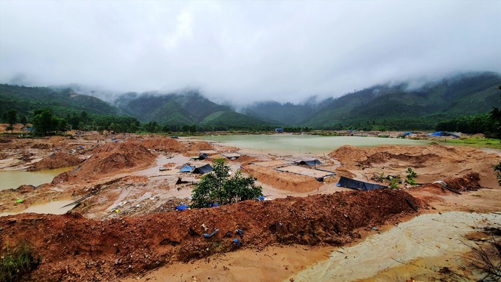 Rừng bị phá tan hoang, nguồn nước ô nhiễm, đất đai bị đào bới vô tội vạ tại khu vực mỏ khoáng sản Bồng Miêu