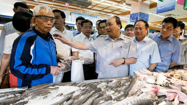 Thủ tướng Nguyễn Xuân Phúc kiểm tra an toàn thực phẩm tại TPHCM, sáng 8/10.