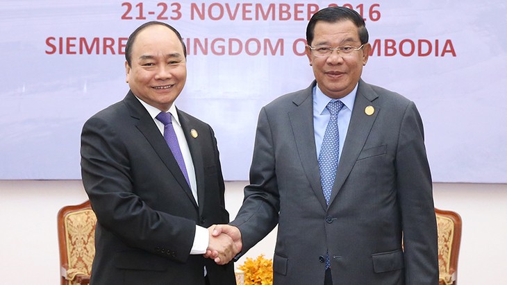 Thủ tướng Nguyễn Xuân Phúc và Thủ tướng Campuchia Hun Sen tại cuộc hội đàm trước thềm Hội nghị cấp cao Campuchia-Lào-Việt Nam lần thứ 9 tại Siem Reap, Campuchia.