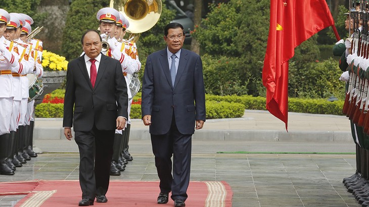 Thủ tướng Nguyễn Xuân Phúc và Thủ tướng Hun Sen duyệt Đội danh dự. 