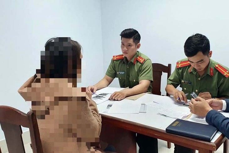 Một trong hai phụ nữ đăng thông tin sai trên mạng xã hội làm việc với công an Đà Nẵng.