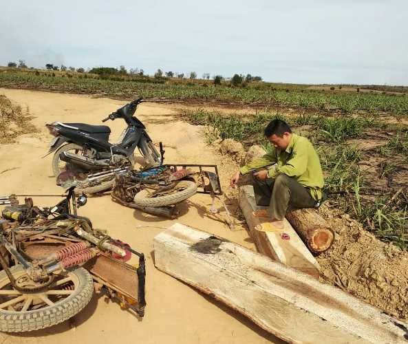 Nhóm phá rừng để lại xe máy và gỗ lậu