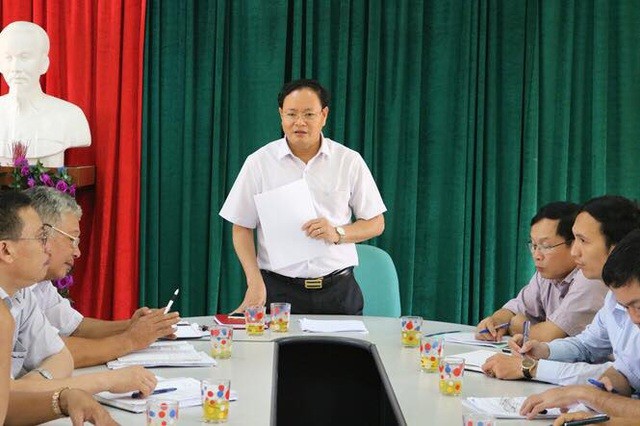 Ông Lê Minh Ngân chủ trì một cuộc họp tại Quảng Bình.