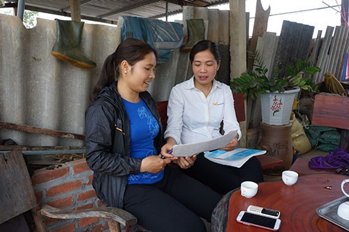 Đại lý thu của bưu điện tại Hà Nội vận động người dân tham gia BHYT, BHXH tự nguyện.