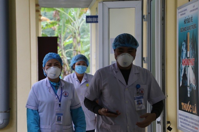 Hình ảnh y bác sĩ trực tiếp theo dõi, điều trị các bệnh nhân nghi nhiễm Covid-19 tại Trung tâm y tế huyện Tam Đảo