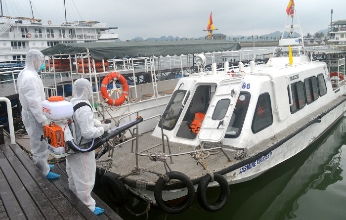 Cảng tàu khách quốc tế Tuần Châu được tiêu độc khử trùng. Ảnh: BQN
