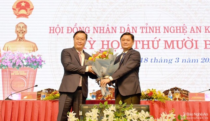 Bí thư Tỉnh ủy Nghệ An Thái Thanh Quý tặng hoa chúc mừng Tân Chủ tịch UBND tỉnh Nghệ An Nguyễn Đức Trung