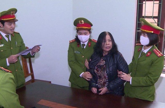 Cơ quan CSĐT Công an Thanh Hóa thi hành lệnh bắt tạm giam Lê Thị Ngọc.