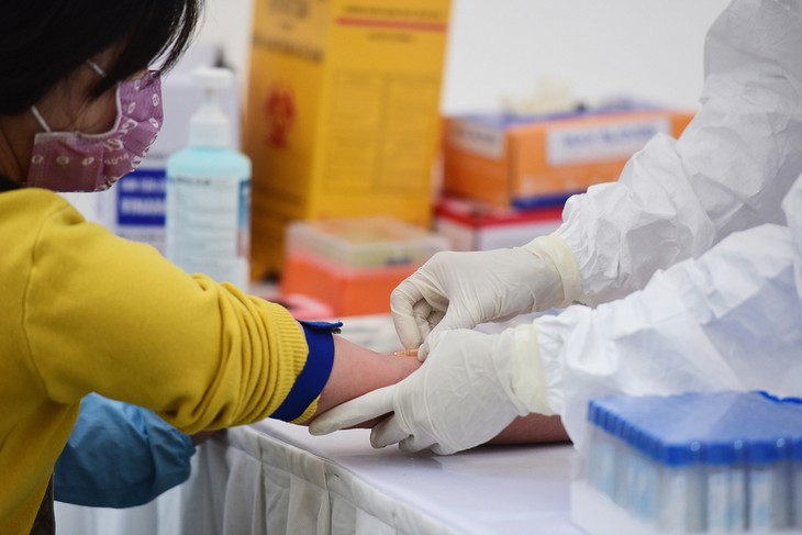 CDC Hà Nội lấy mẫu xét nghiệm nhanh các trường hợp liên quan đến viện Bạch Mai tại trường THCS Đống Đa ngày 31/3.