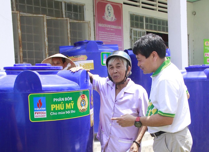 Ông Tống Xuân Phong, Chủ tịch Công đoàn PVFCCo trao tặng bồn chứa nước và các phần quà cho nhiều hộ gia đình chính sách.