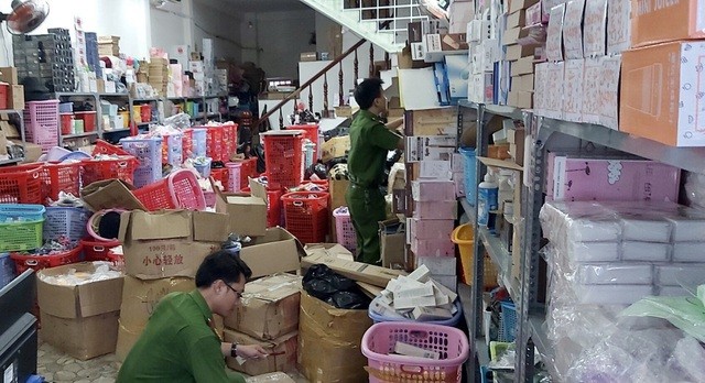 Công an kiểm tra ngôi nhà 3 tầng chất đầy hàng hoá ở Đà Nẵng