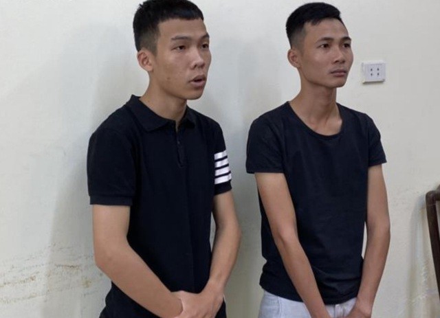 Đối tượng Phạm Xuân Thái (bên trái, đang là học sinh giởi lớp 12)