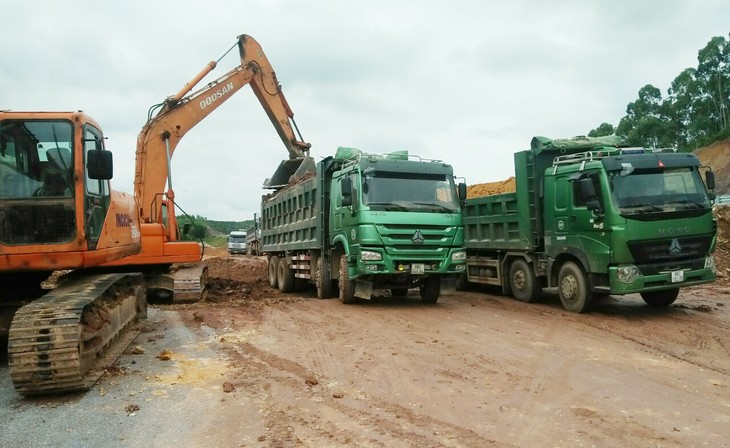 Thi công đường gom cao tốc Bắc Giang - Lạng Sơn: Nhà đầu tư muốn làm nhưng vướng trăm bề