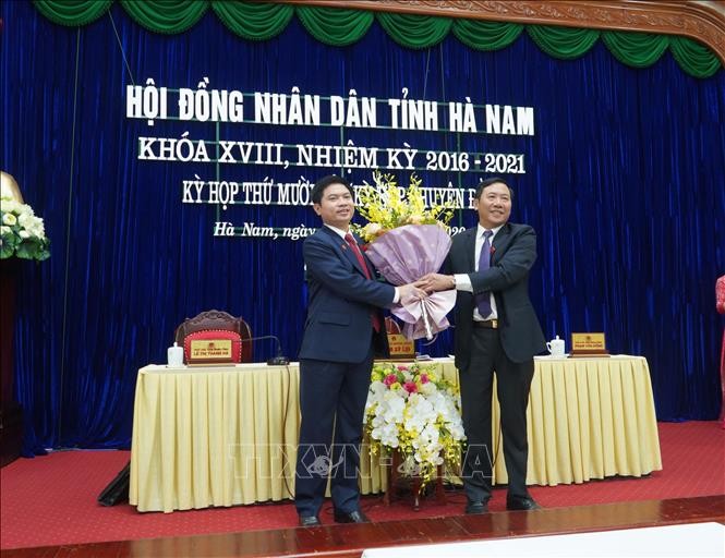 Ông Phạm Sỹ Lợi, Chủ tịch HĐND tỉnh Hà Nam (bên phải) chúc mừng tân Chủ tịch UBND tỉnh Hà Nam Trương Quốc Huy.
