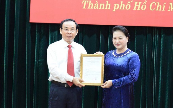 Chủ tịch Quốc hội Nguyễn Thị Kim Ngân trao quyết định cho ông Nguyễn Văn Nên