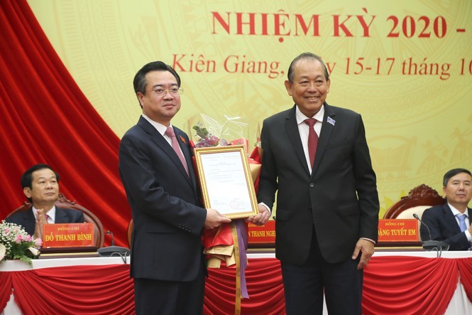 Phó Thủ tướng Thường trực Chính phủ Trương Hoà Bình trao các quyết định đối với ông Nguyễn Thanh Nghị