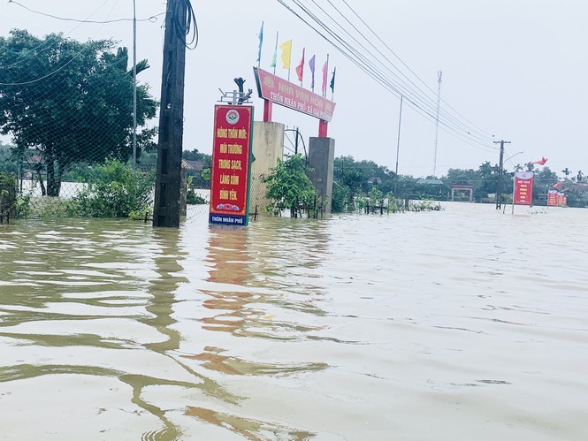 Một số tuyến đường ở Hà Tĩnh đã bị nước lũ bao vây.