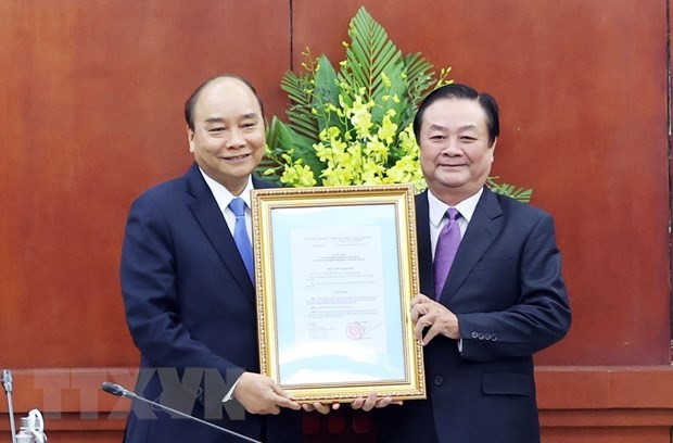 Thủ tướng Nguyễn Xuân Phúc trao Quyết định bổ nhiệm cho đồng chí Lê Minh Hoan, Ủy viên Trung ương Đảng giữ chức Thứ trưởng Bộ Nông nghiệp và Phát triển nông thôn. Ảnh: TTXVN