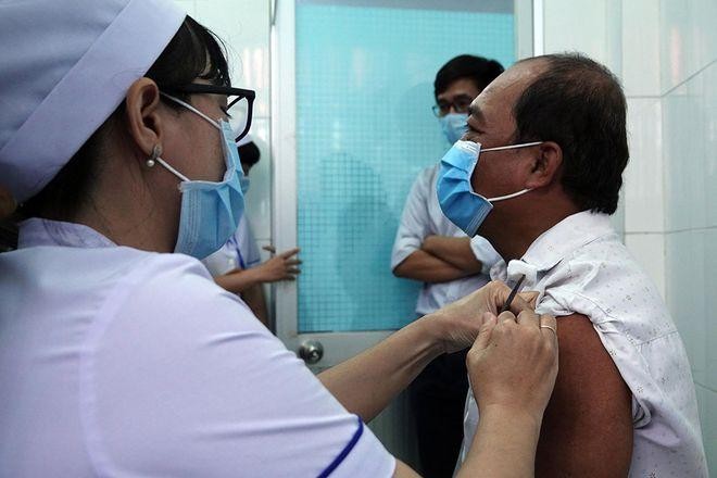 Tiêm vắc xin do Việt Nam nghiên cứu trên người tình nguyện tại Long An