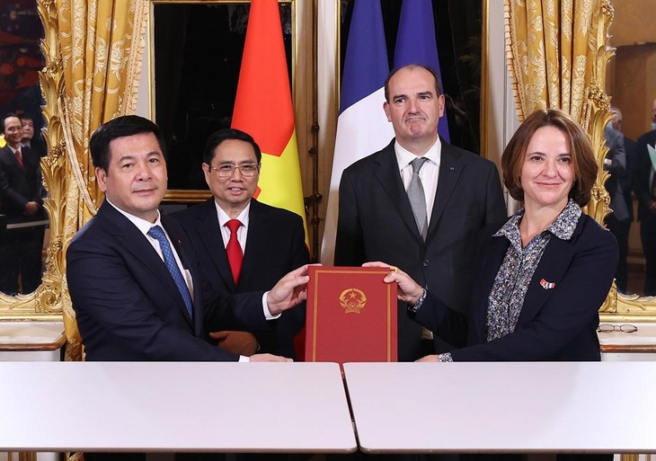 Hai Thủ tướng chứng kiến lễ ký kết các thỏa thuận giữa các cơ quan chức năng của Việt Nam và Pháp
