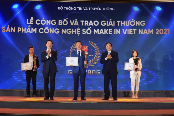 Chủ tịch HĐTV VNPT Tô Dũng Thái nhận giải Vàng Make in Viet Nam 2021 cho các sản phẩm công nghệ số của VNPT do Thủ tướng Phạm Minh Chính và Bộ trưởng Bộ Thông tin và Truyền thông Nguyễn Mạnh Hùng trao. 