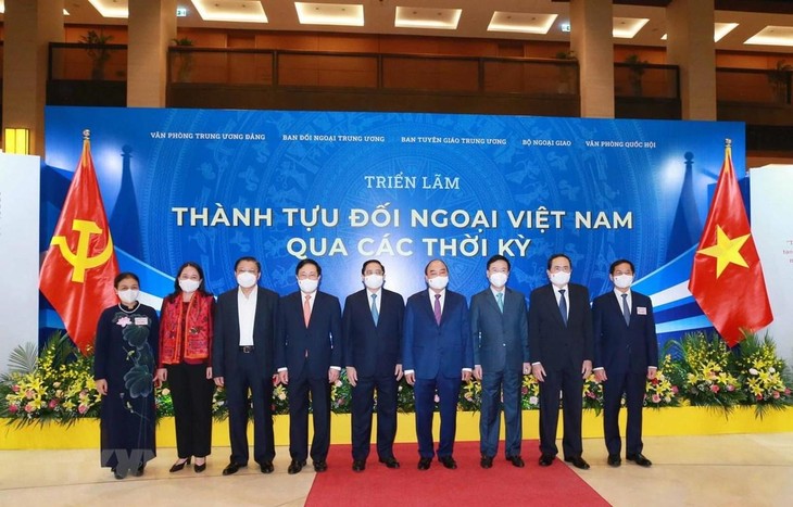 Lãnh đạo Đảng, Nhà nước tại Triển lãm "Thành tựu đối ngoại Việt Nam qua các thời kỳ". Ảnh: TTXVN