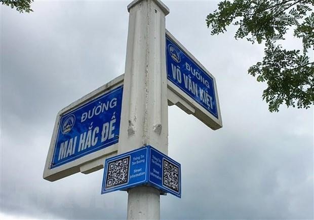 Trụ chỉ đường đặt trên các tuyến phố ở quận Sơn Trà được lắp đặt bảng mã QR để người dân, du khách tiện tra cứu thông tin. Ảnh: TTXVN