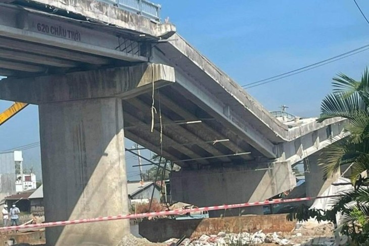 Cầu Cái Đôi Vàm, huyện Phú Tân, tỉnh Cà Mau sau khi bị sự cố, đoạn trên bờ. Ảnh: Bạn đọc cung cấp