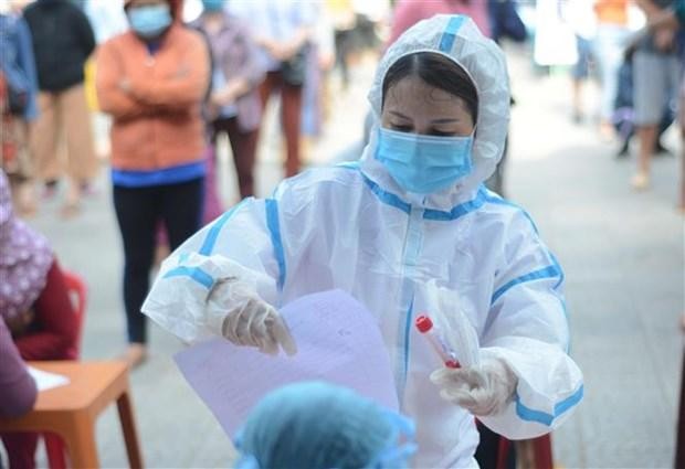 Nhân viên y tế hướng dẫn người dân thực hiện xét nghiệm COVID-19 tại quận Sơn Trà (Đà Nẵng). Ảnh: TTXVN