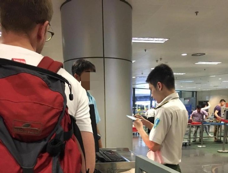 Lực lượng an ninh kiểm tra giấy tờ tùy thân của hành khách đi máy bay (Ảnh: NQ).
