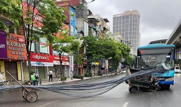 Va chạm giữa xe chở hàng cồng kềnh và xe buýt trên đường Nguyễn Trãi sáng 8/5 (Nguồn: Facebook)